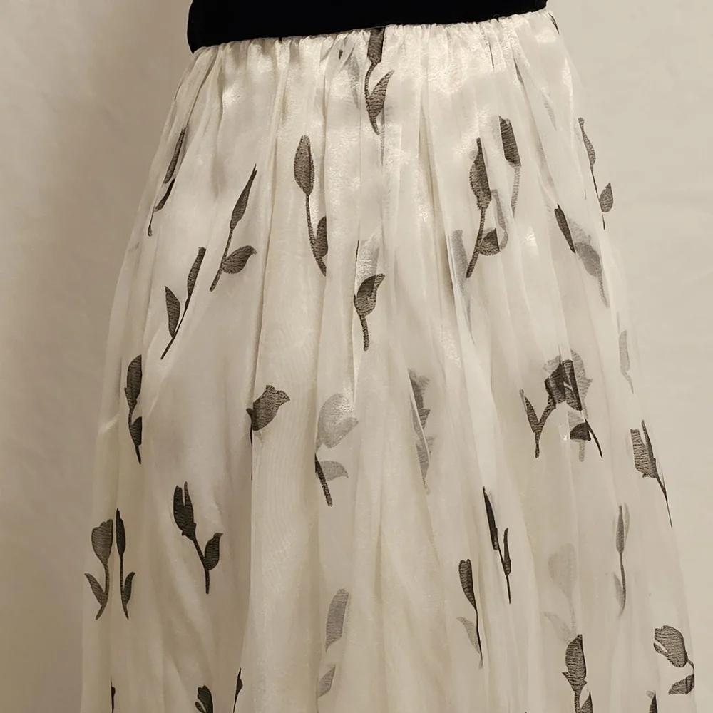 Size 6 Vintage White & Black Skirt